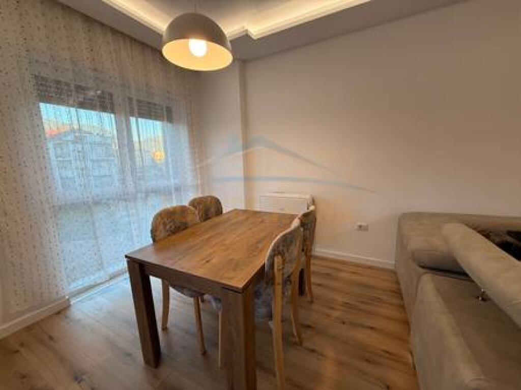 Qera, Apartament 2+1+Post Parkimi, Shkolla e Kuqe, Tirane