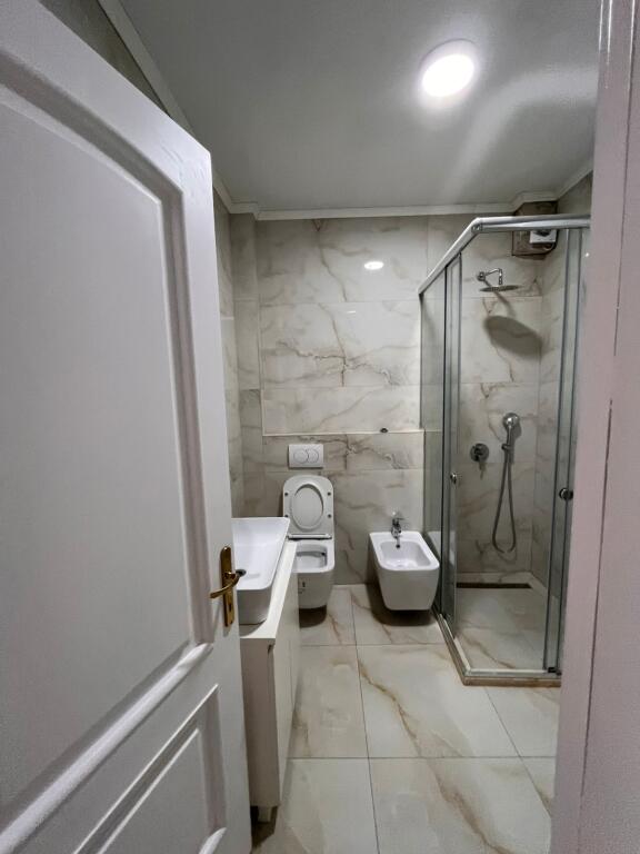 ✨ Jepet me Qira Apartament 2+1+2  📍 Vendndodhja: Direkt mbi Piano Bar Elysee  💶 Çmimi: 1,500 € bruto / muaj
