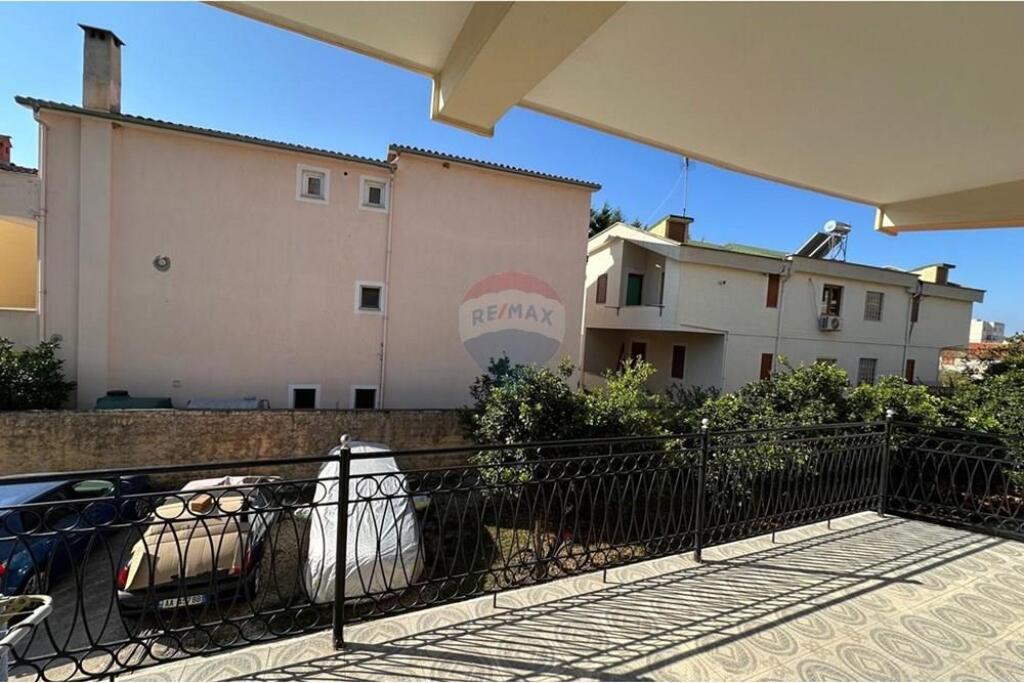 Ingresso villa in affitto a Qytet Studenti !