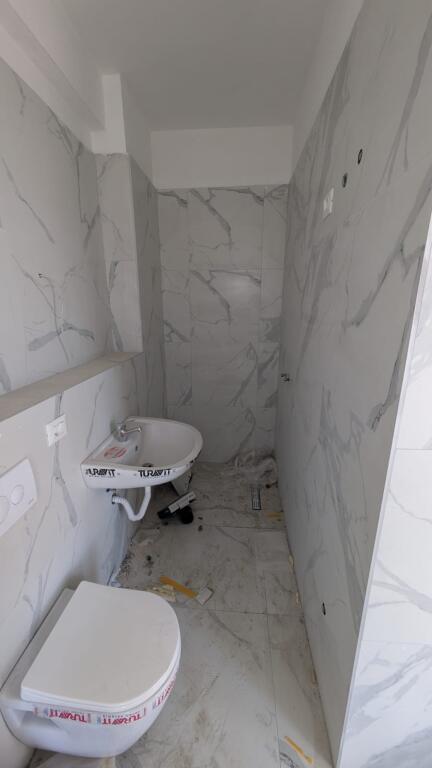 Shitet Apartament 2+1 +2 Kati 6,pallat me ashensor  Siperfaqe 117.6 m2  Cmimi 1600€\m2  Rruga Dritan Hoxha  Kompleksi aura