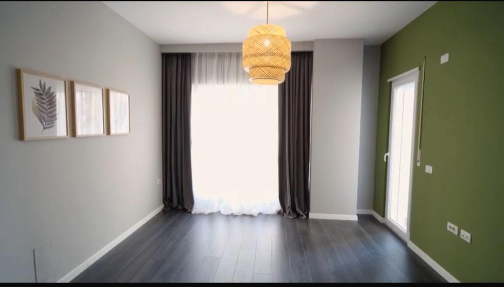 •Apartamenti ndodhet ne Rr.Barrikadave përballë shkollës Lidhja Prizrenit.