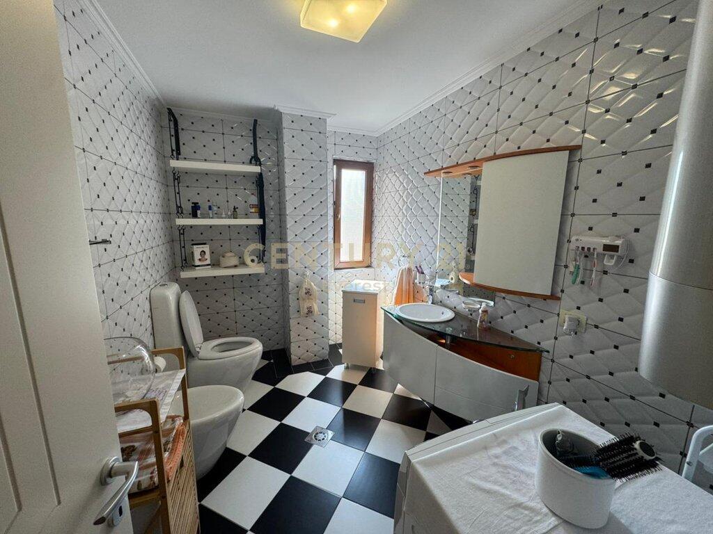 BRRYLI, VENDIAMO APPARTAMENTO 3+1+2+POSTO AUTO - 240.000 €