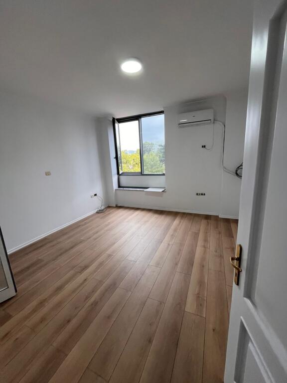 ✨ Jepet me Qira Apartament 2+1+2  📍 Vendndodhja: Direkt mbi Piano Bar Elysee  💶 Çmimi: 1,500 € bruto / muaj