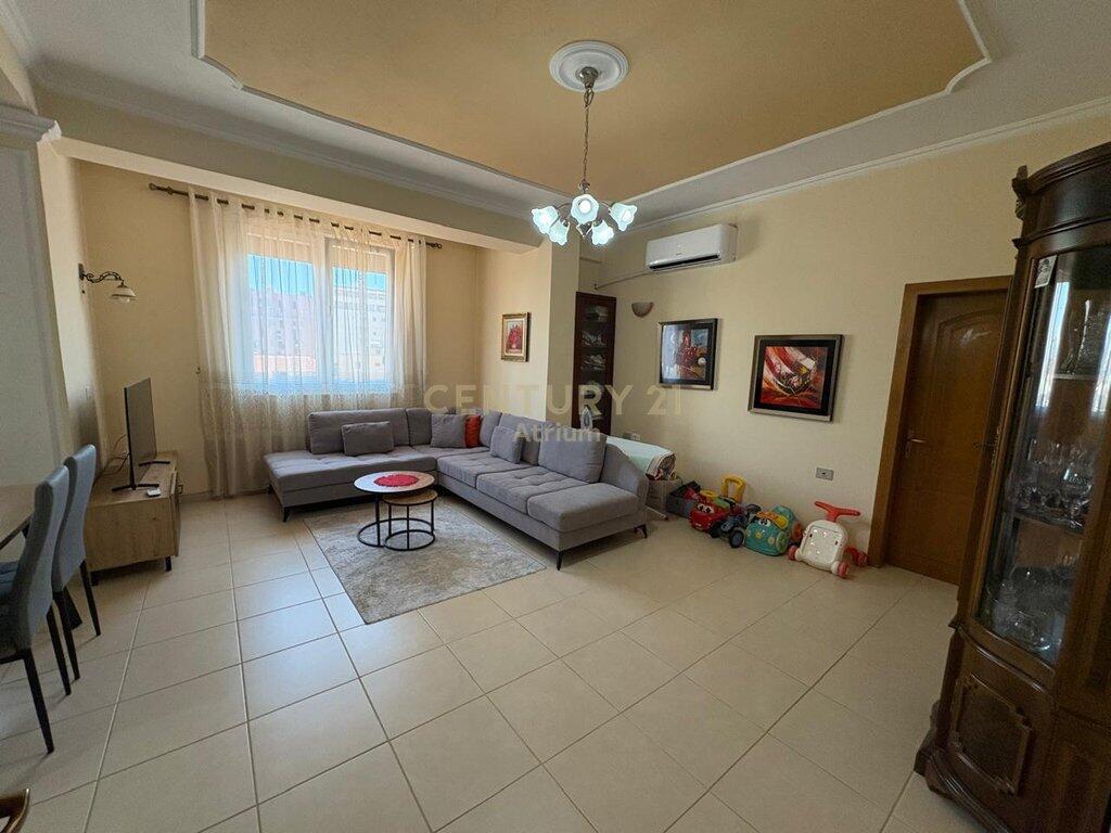 Jepet me qira Apartament 2+1 te Shkolla e Kuqe