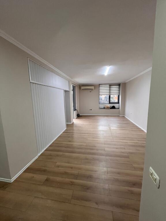 ✨ Jepet me Qira Apartament 2+1+2  📍 Vendndodhja: Direkt mbi Piano Bar Elysee  💶 Çmimi: 1,500 € bruto / muaj