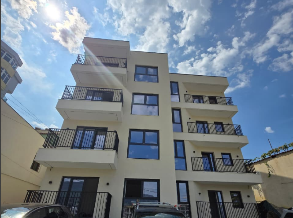 Appartamento 1+1 all'ultimo piano con balcone in vendita a Tirana (S10)