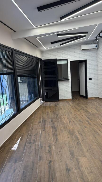 🚪Locale ufficio in affitto 📍Zona 21 dicembre, di fronte al Bar Caffè Oslo 💶 Prezzo: 700€