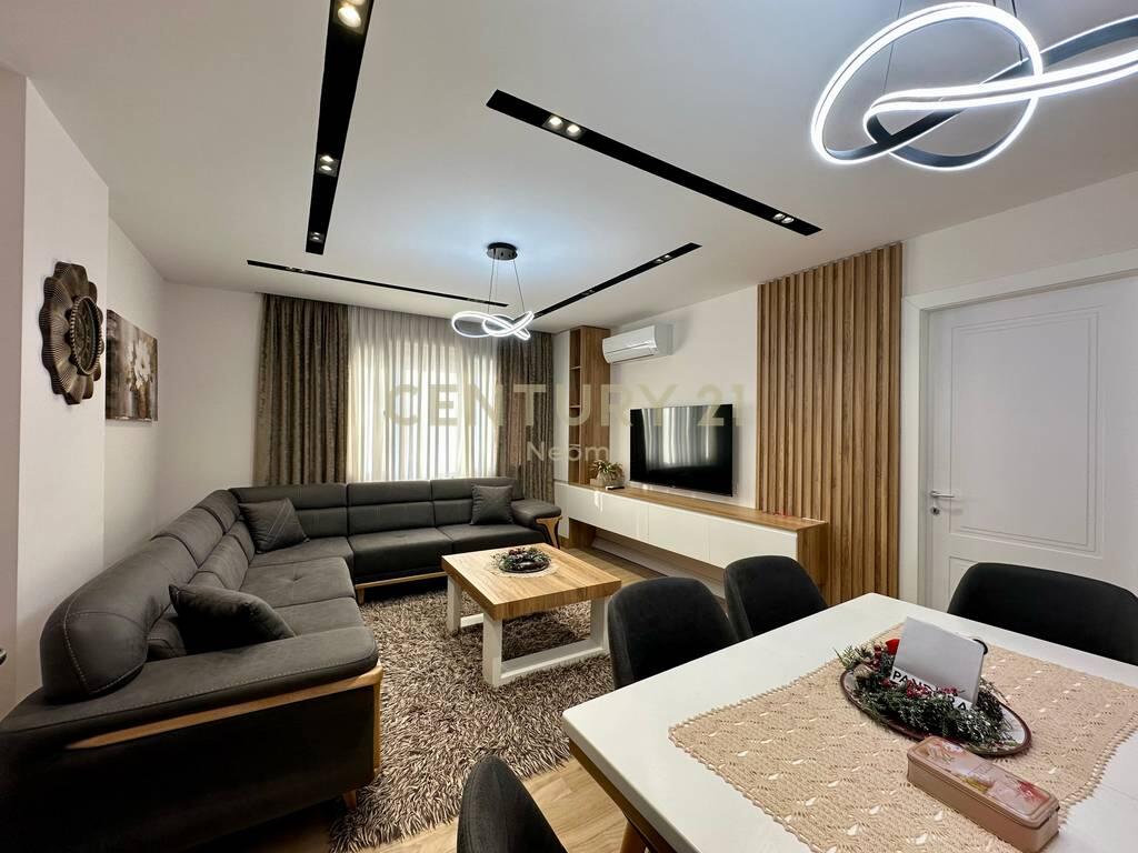 QIRA, APARTAMENT 1+1 + POST PARKIMI! 600 € /Muaj