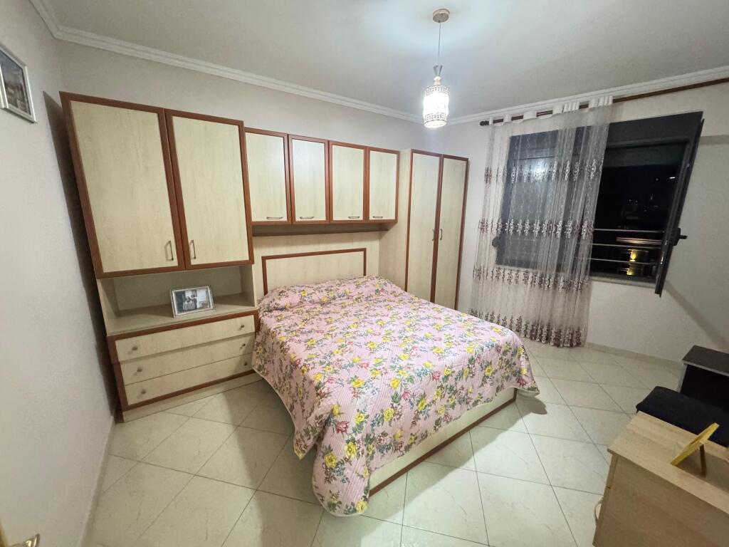 📍 Jepet me qira apartament 1+1  ¢ Vendndodhja: Qendra, pranë Poliklinikës Qendrore  ¢ Kati: 7 (me ashensor)  ¢ Tipologjia: 1+1  ¢ Çmimi: 600€ / muaj