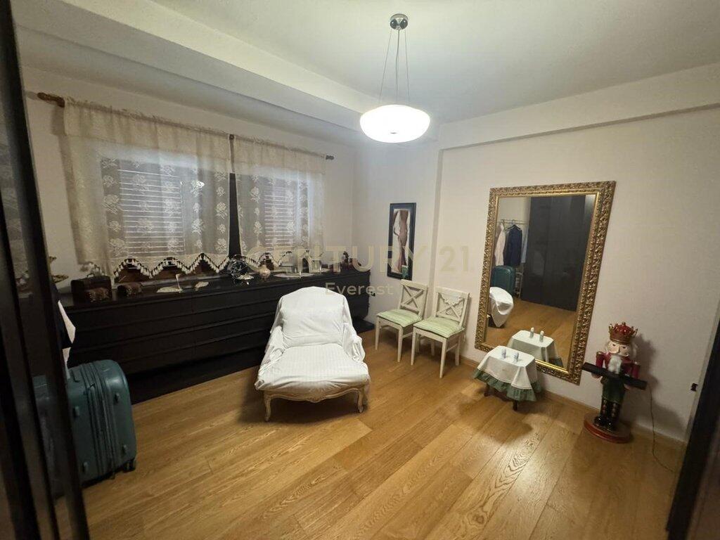 BRRYLI, VENDIAMO APPARTAMENTO 3+1+2+POSTO AUTO - 240.000 €