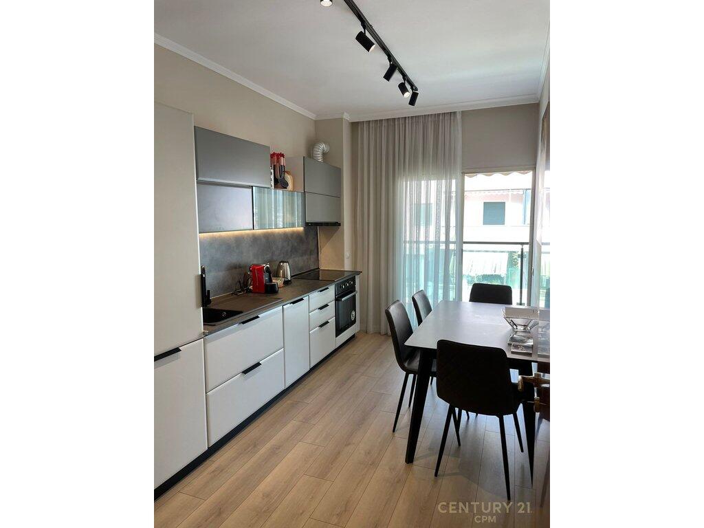 Appartamento 1+1 + Posto Auto in Affitto presso Qendra Galeria, Via Barrikadave