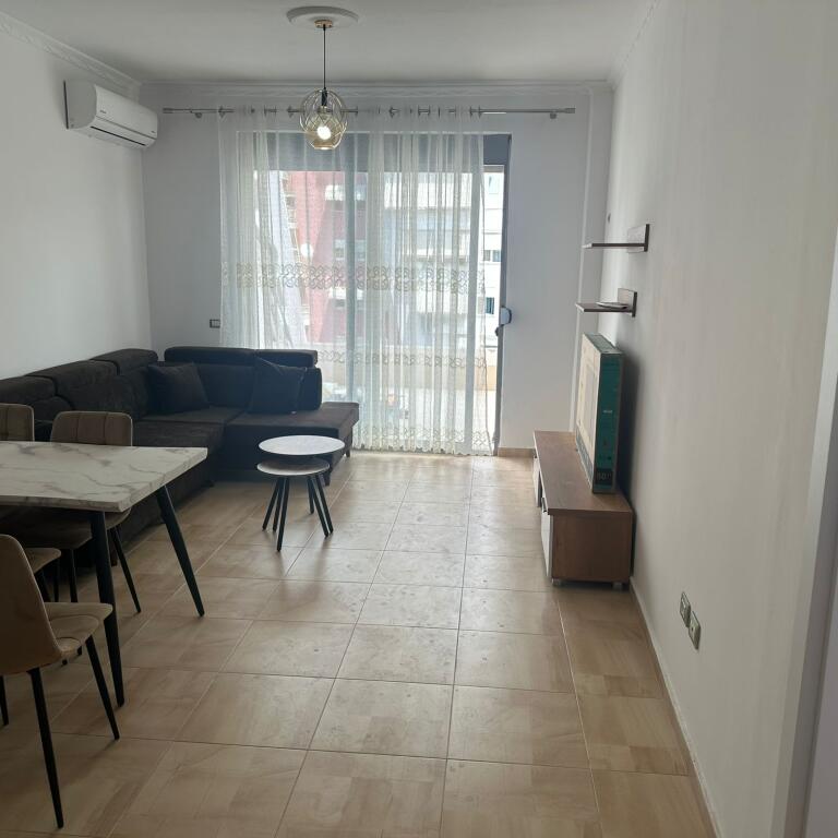 Apartament 3+1 me qira – Mbi Brryl, përballë Maternitetit të Ri