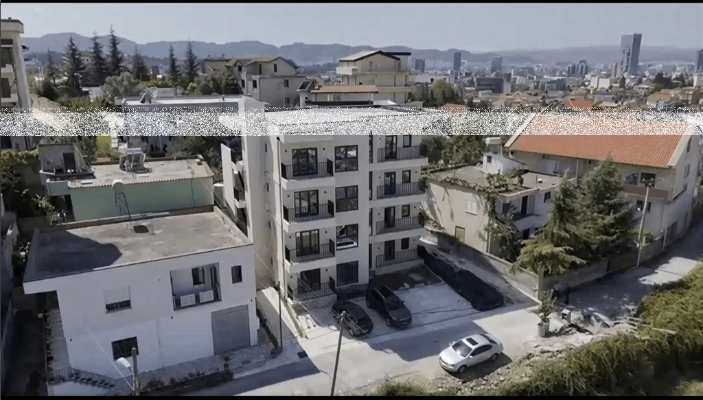 Appartamento 1+1 all'ultimo piano con balcone in vendita a Tirana (S10)