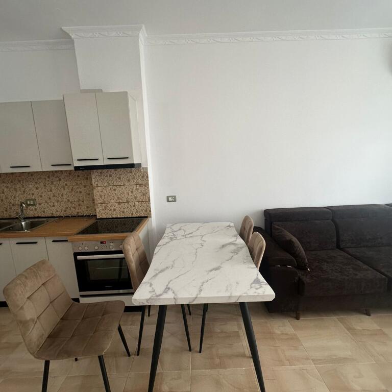 Apartament 3+1 me qira – Mbi Brryl, përballë Maternitetit të Ri
