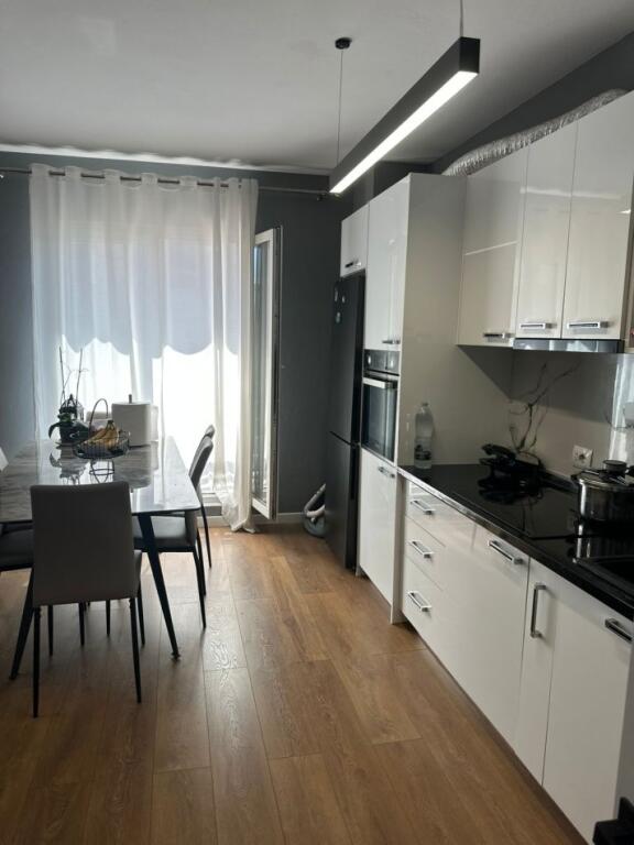 AFFITTASI 2+1+1 VIA JORDAN MISJA 800 EURO