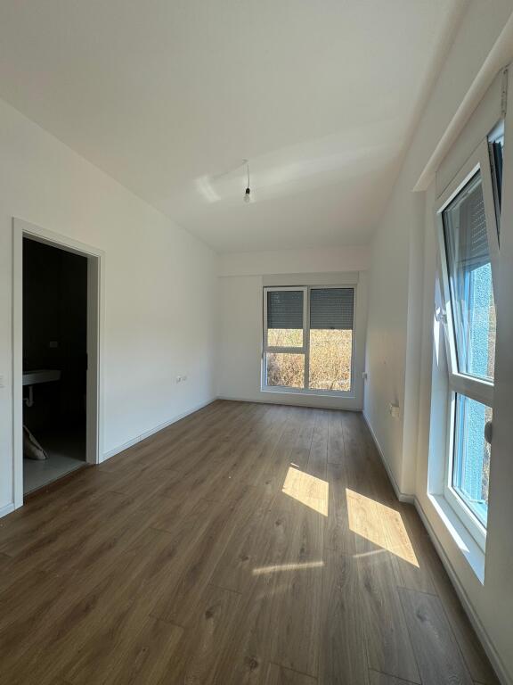 JEPET APARTAMENT ME QERA , FRESK