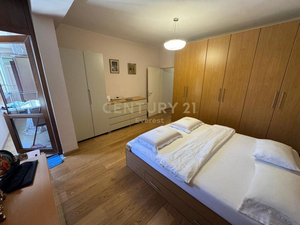 BRRYLI, VENDIAMO APPARTAMENTO 3+1+2+POSTO AUTO - 240.000 €