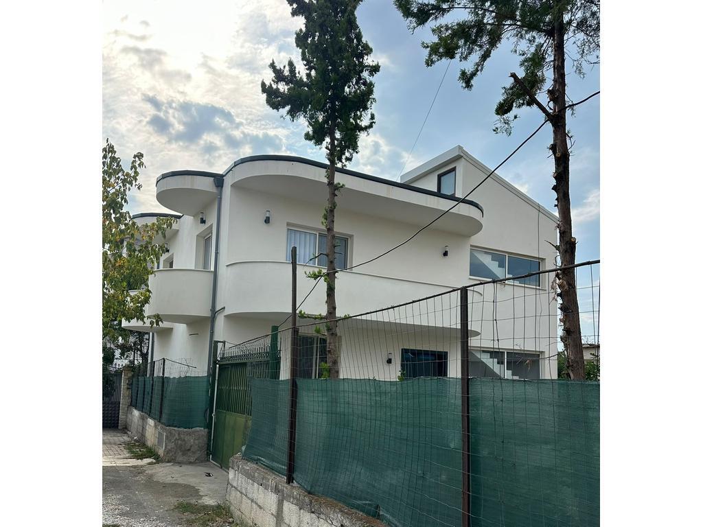 KAMËZ, OFROJMË PËR QIRA VILË DY KATËSHE NË QËNDËR!