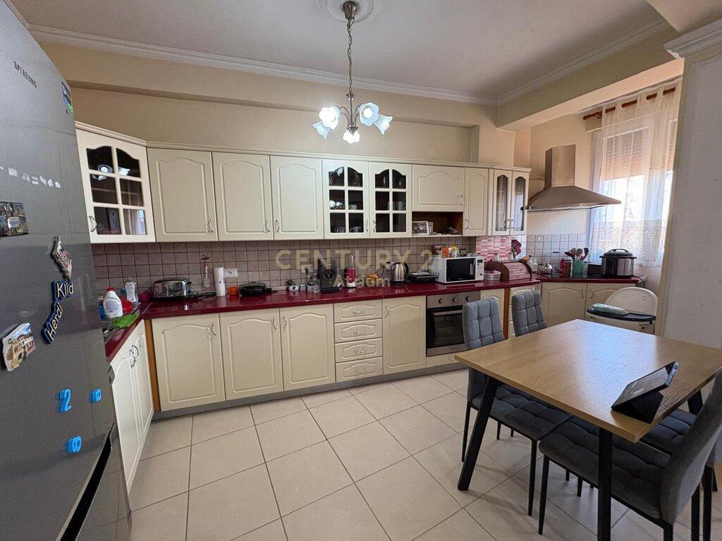 Jepet me qira Apartament 2+1 te Shkolla e Kuqe