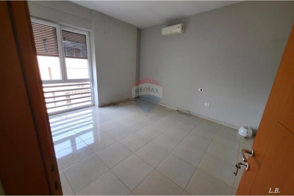 Zyrë - Për Qira - Rruga e Bogdanëve, Tiranë