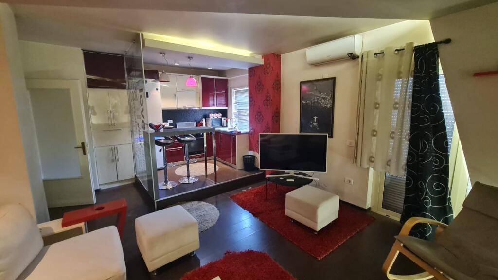 2+1,i mobiluar .kompleksi magnet 21 dhjetori 550 euro