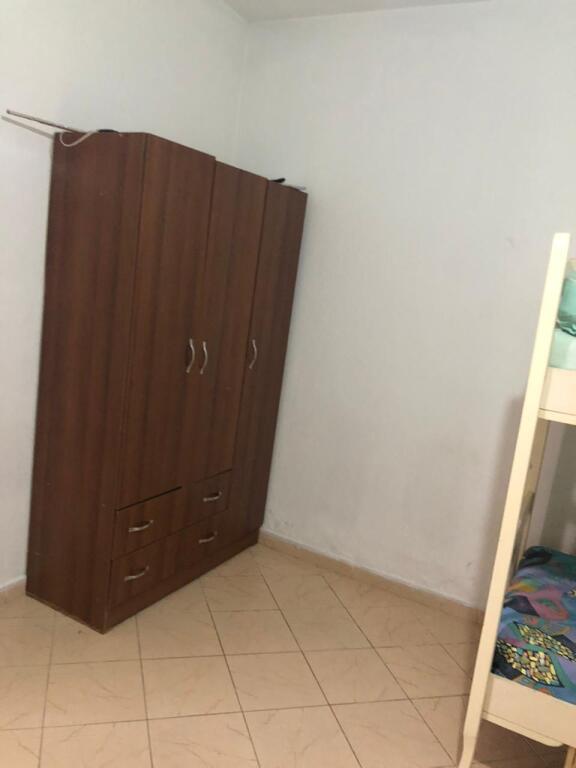 Jepet me qira shtëpi private 2+1 📍 Zona: 5 Maji, pranë kafes Deta💶 Çmimi: 500 € (i diskutueshëm)