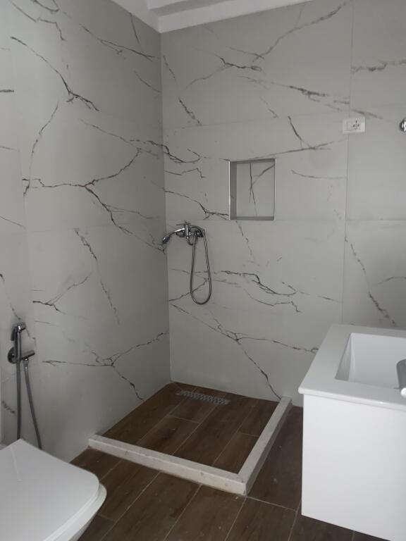 🏠 Vendesi super appartamento arredato con dettagli nella zona di Shkëmbi di Kavaja