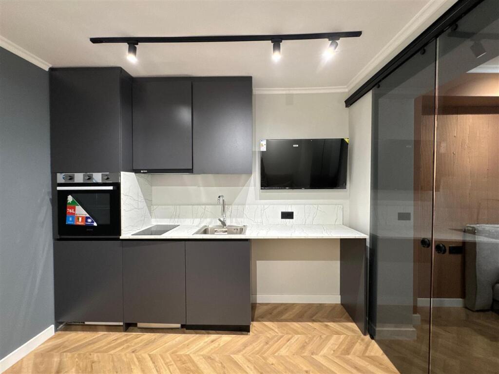 Shiten: 2 apartamente (1+1 dhe 1 Studio) Rr. Mine peza perballe komisariatit 3.