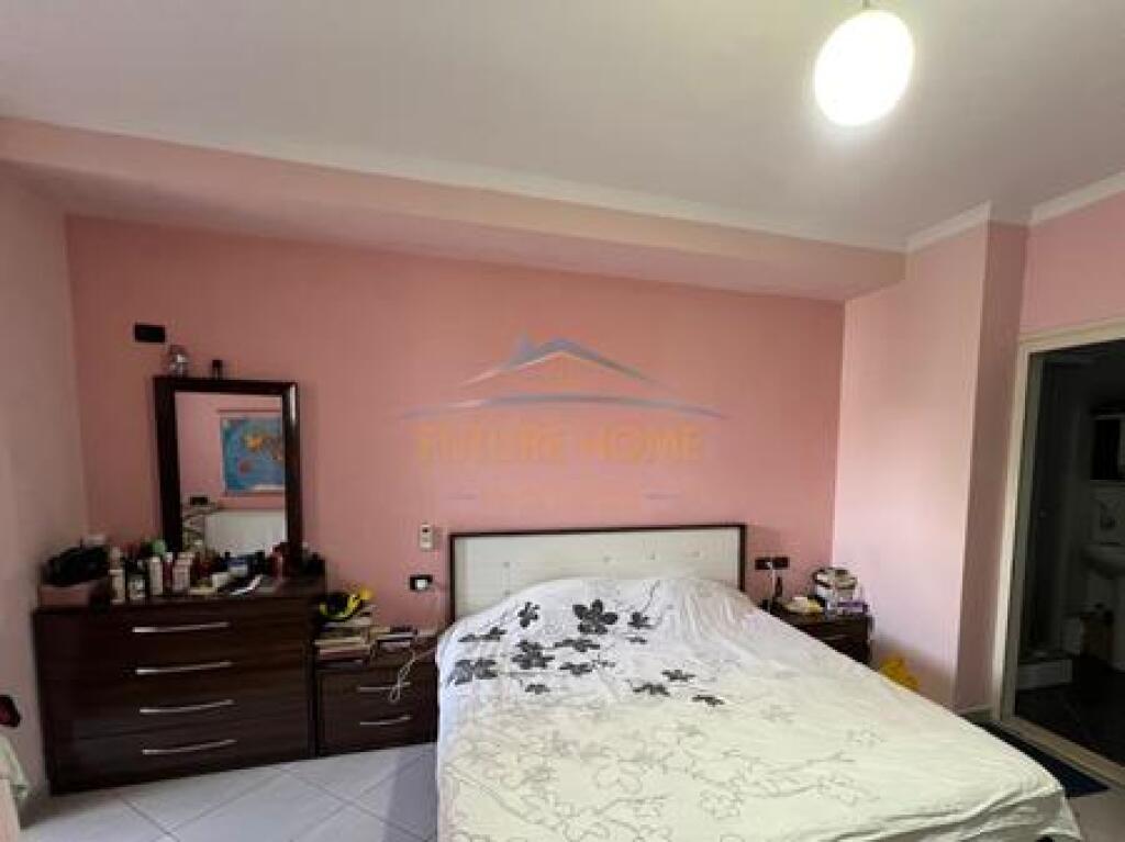 Shitet Apartament 2+1 , Unaza e Re, prane Bar Ikon.