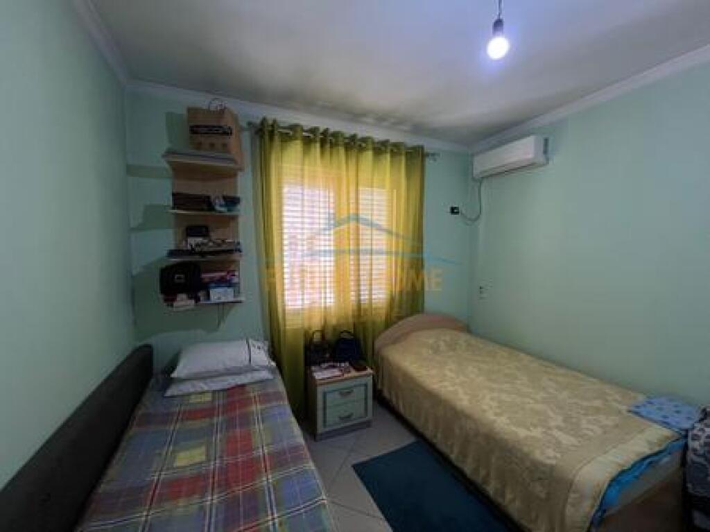 Shitet Apartament 2+1 , Unaza e Re, prane Bar Ikon.
