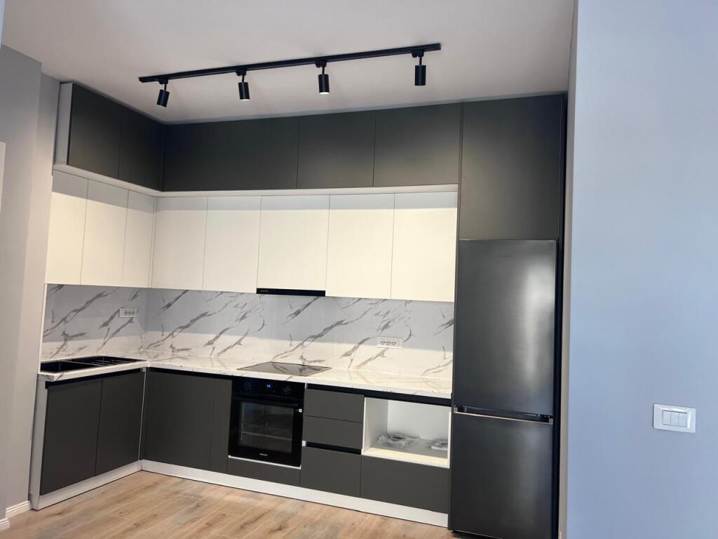 🏢 Appartamento 2+1 in affitto – solo per uffici📍 Stazione dei treni, Via “Karl Gega” 💶 Prezzo: 750 € / mese