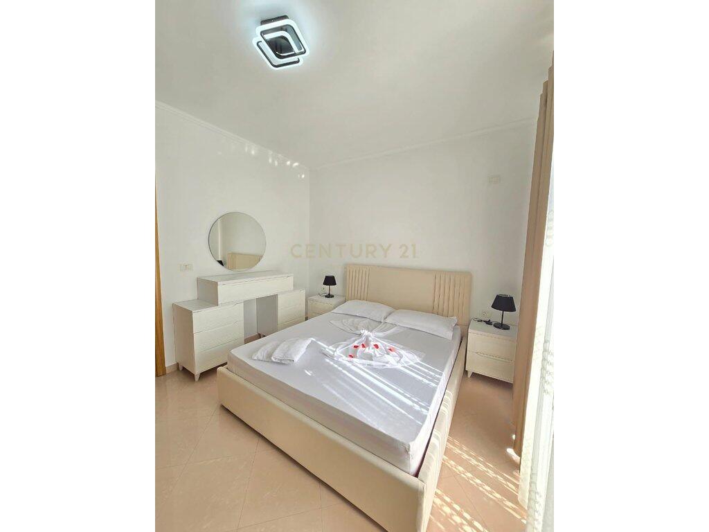Apartament 2+1 me Verandë të Madhe në Rrugën "5 Maj", pranë Shkollës "Tirana Jonë" 650 € /Muaj