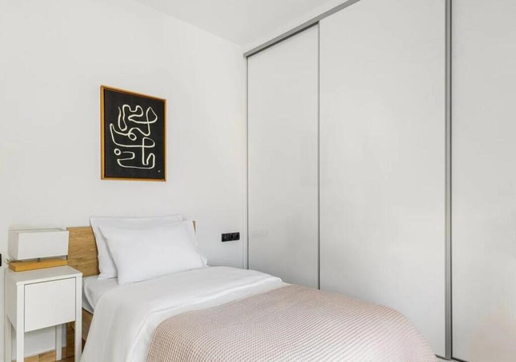 Apartament Me Qera 3+1+2+Post Parkimi tek Liqeni i Thate (ID B230125) Tirane