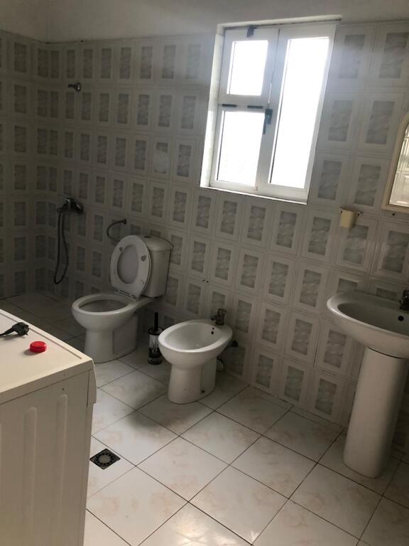 Jepet me qira shtëpi private 2+1 📍 Zona: 5 Maji, pranë kafes Deta💶 Çmimi: 500 € (i diskutueshëm)
