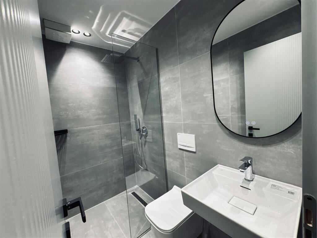 Shiten: 2 apartamente (1+1 dhe 1 Studio) Rr. Mine peza perballe komisariatit 3.