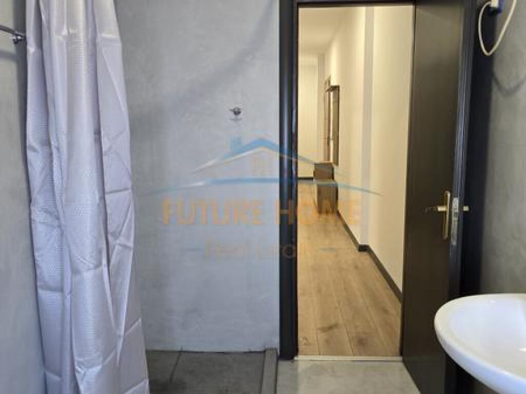 Shitet, Apartament 2+1, Komuna e Parisit