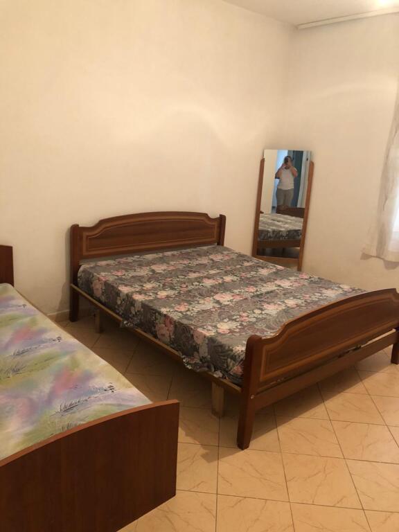Jepet me qira shtëpi private 2+1 📍 Zona: 5 Maji, pranë kafes Deta💶 Çmimi: 500 € (i diskutueshëm)