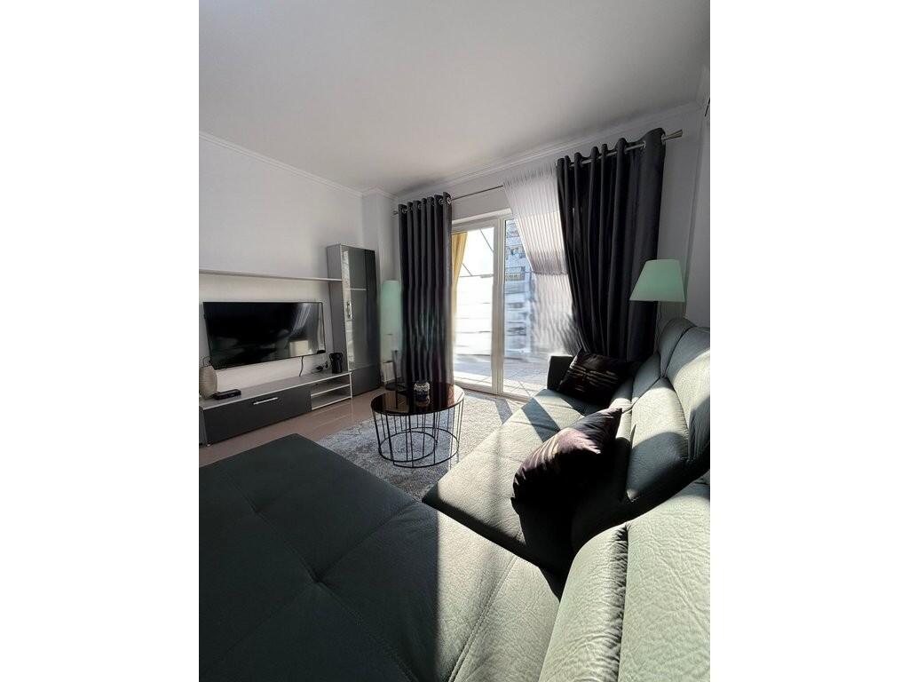 Apartament 2+1 me Verandë të Madhe në Rrugën "5 Maj", pranë Shkollës "Tirana Jonë" 650 € /Muaj