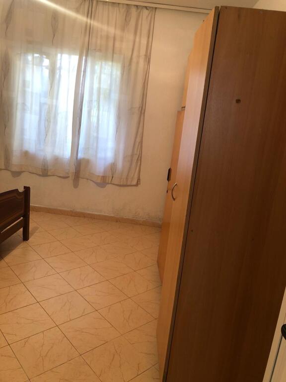 Jepet me qira shtëpi private 2+1 📍 Zona: 5 Maji, pranë kafes Deta💶 Çmimi: 500 € (i diskutueshëm)