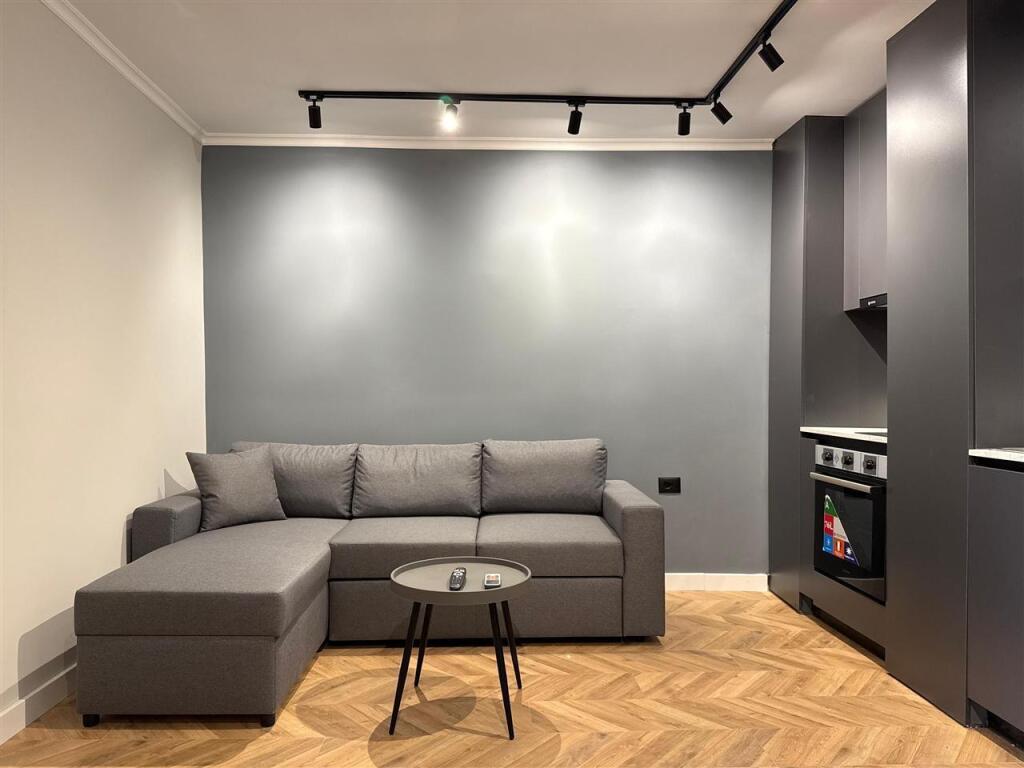Shiten: 2 apartamente (1+1 dhe 1 Studio) Rr. Mine peza perballe komisariatit 3.
