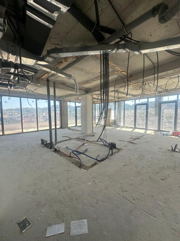 Locale Commerciale in Affitto. 📍 Lake View Residence