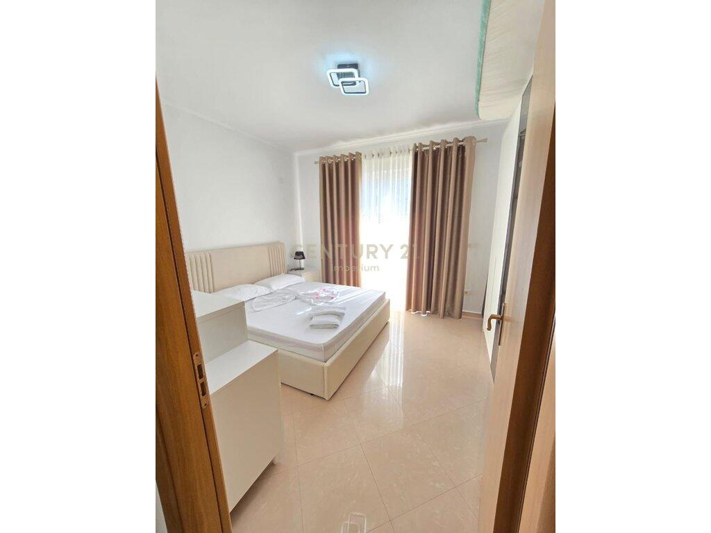Apartament 2+1 me Verandë të Madhe në Rrugën "5 Maj", pranë Shkollës "Tirana Jonë" 650 € /Muaj