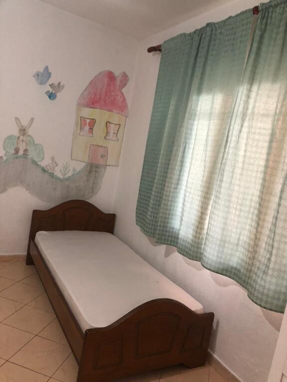 Jepet me qira shtëpi private 2+1 📍 Zona: 5 Maji, pranë kafes Deta💶 Çmimi: 500 € (i diskutueshëm)