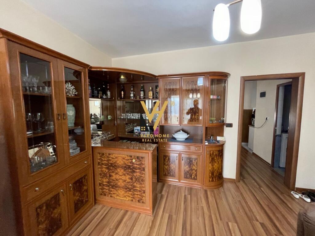AFFITTASI APPARTAMENTO 3+1+2 A GARDA, BLLOKU 1.000 EURO