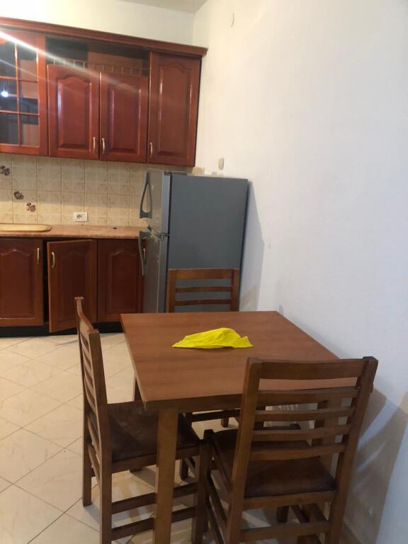 Jepet me qira shtëpi private 2+1 📍 Zona: 5 Maji, pranë kafes Deta💶 Çmimi: 500 € (i diskutueshëm)