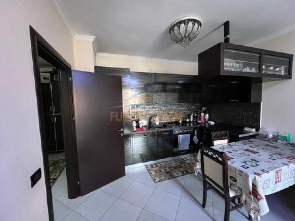 Shitet Apartament 2+1 , Unaza e Re, prane Bar Ikon.