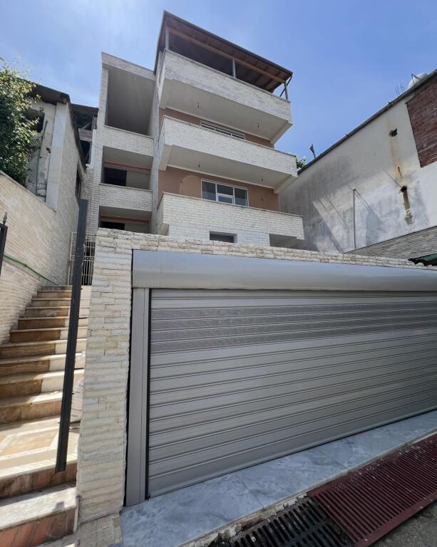 Villa di 4 piani in vendita in Via Fuat Toptani vicino alle Ville Tedesche 