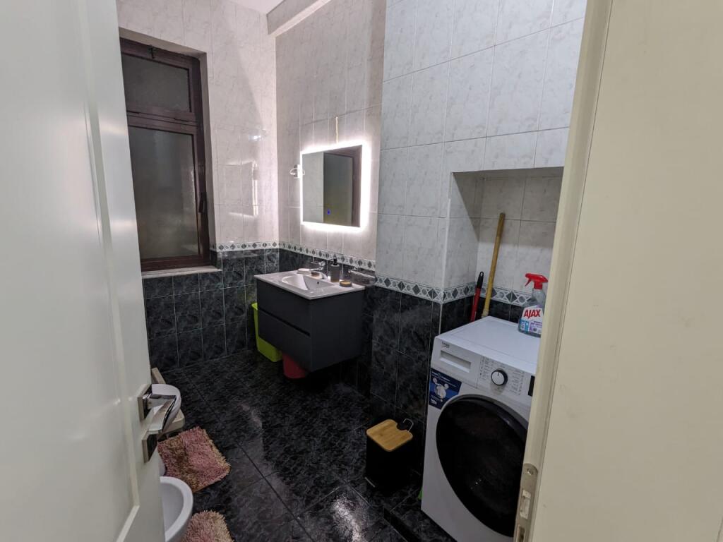 Di fronte all'ex Esposizione, Viale Bajram Curri, si affitta un appartamento 2+1 arredato. 60.000 Leke