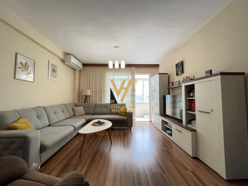 AFFITTASI APPARTAMENTO 3+1+2 A GARDA, BLLOKU 1.000 EURO