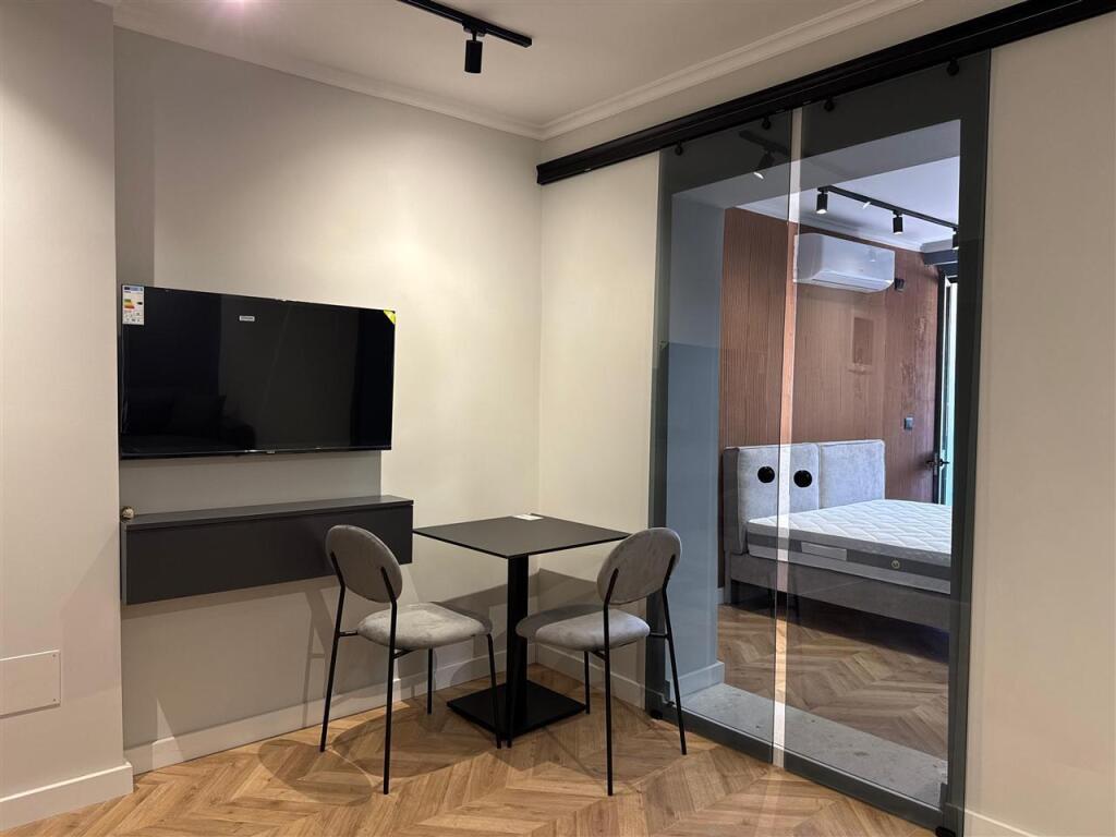 Shiten: 2 apartamente (1+1 dhe 1 Studio) Rr. Mine peza perballe komisariatit 3.